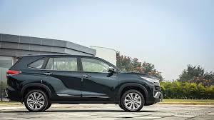 Toyota Innova HyCross 