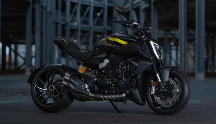 2026 Ducati Diavel V4 Black Roadster